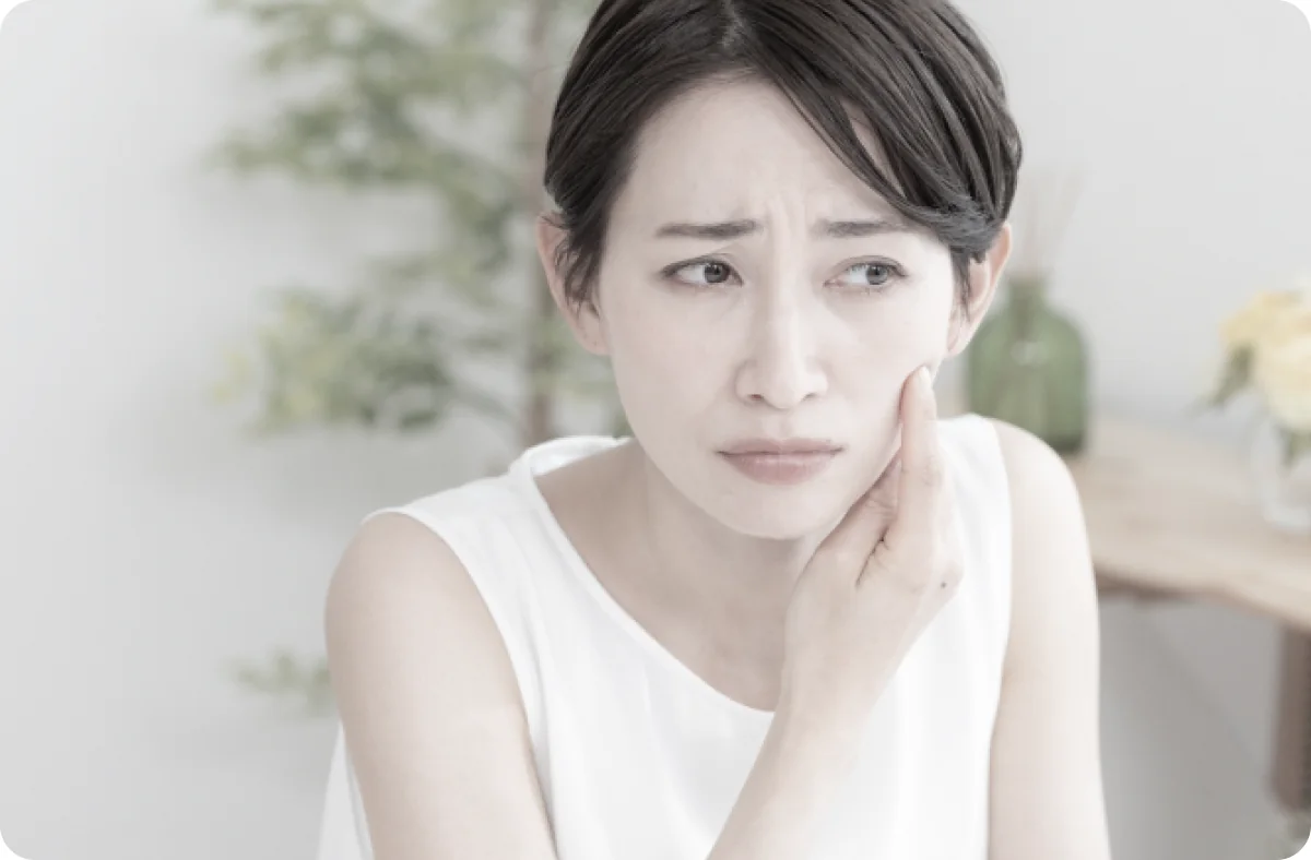 肌の悩みを抱える女性